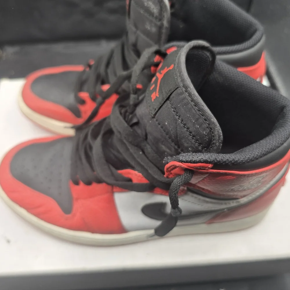 Jordan Sneakers with Black and Gray Interior‎